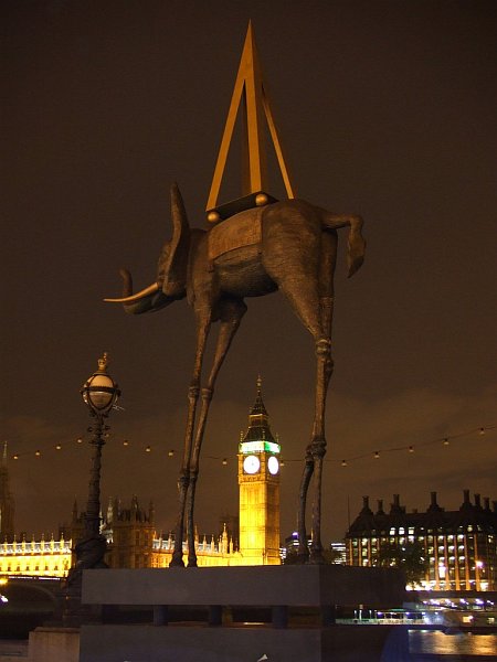 Dali-Elefant und Big Ben